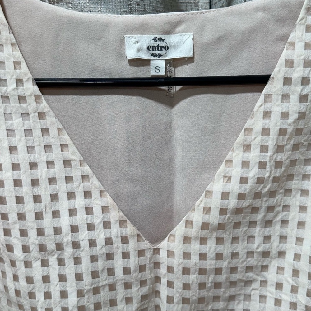 Entry Crème Windowpane Ruffle Top - Picture 2 of 4